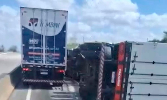 Caminhão tomba e bloqueia parcialmente a BR-101 em Propriá