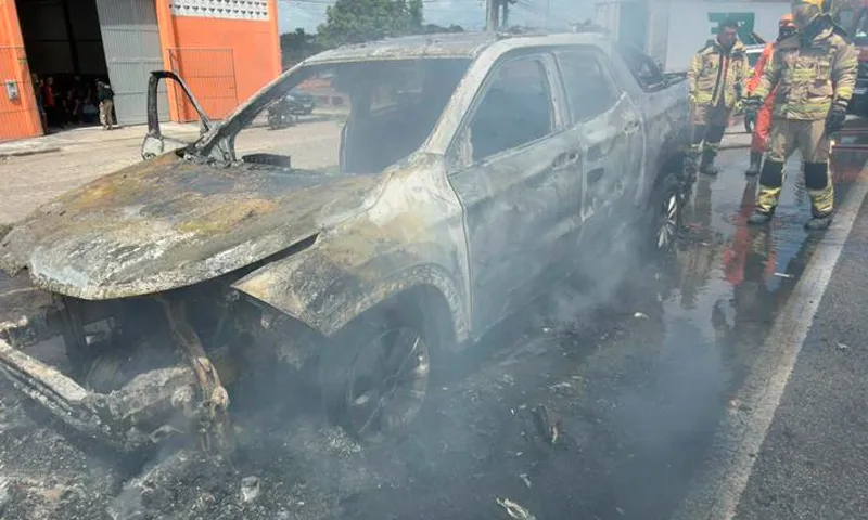 Caminhonete pega fogo e fica destruída na BR-235 em Nossa Senhora do Socorro