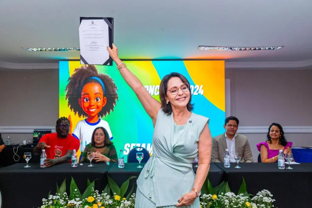 Prefeita Emília Corrêa dá posse a 88 professores aprovados no Concurso do Magistério 2024