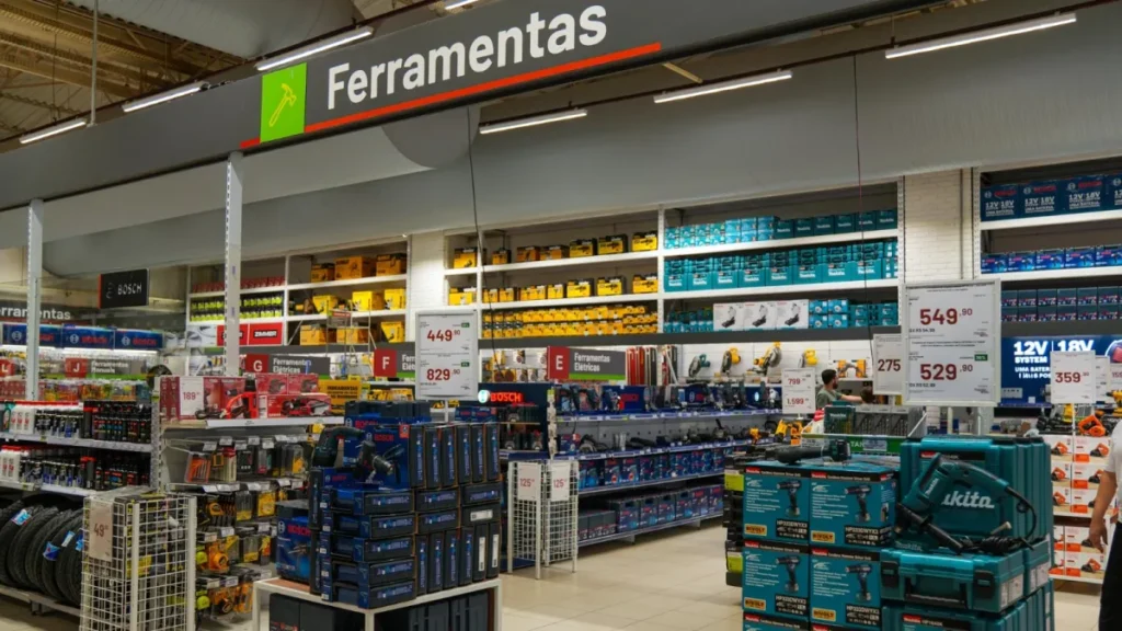 Demanda por ferramentas cresce 15% na volta às aulas, e Ferreira Costa lança campanha com descontos de até 30%