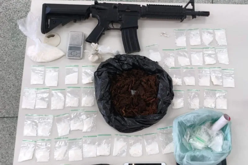 Homem é preso com drogas e réplica de fuzil no bairro Coroa do Meio, em Aracaju