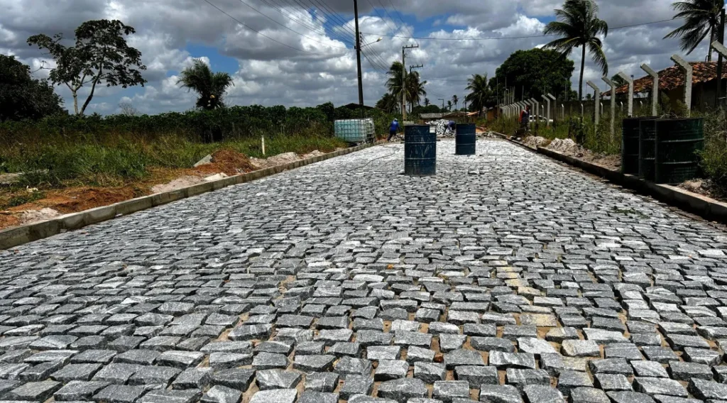 Pavimentação granítica avança em Sergipe e promete tirar moradores da lama e da poeira