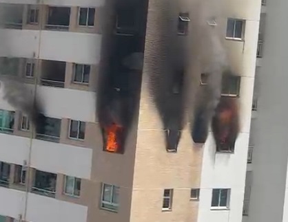 Incêndio atinge apartamento no bairro Luzia, em Aracaju, na tarde deste sábado