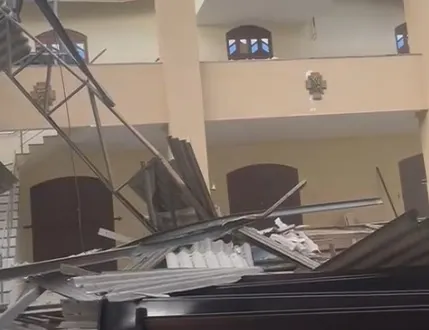 Teto de igreja desaba e estrutura é interditada em Nossa Senhora do Socorro