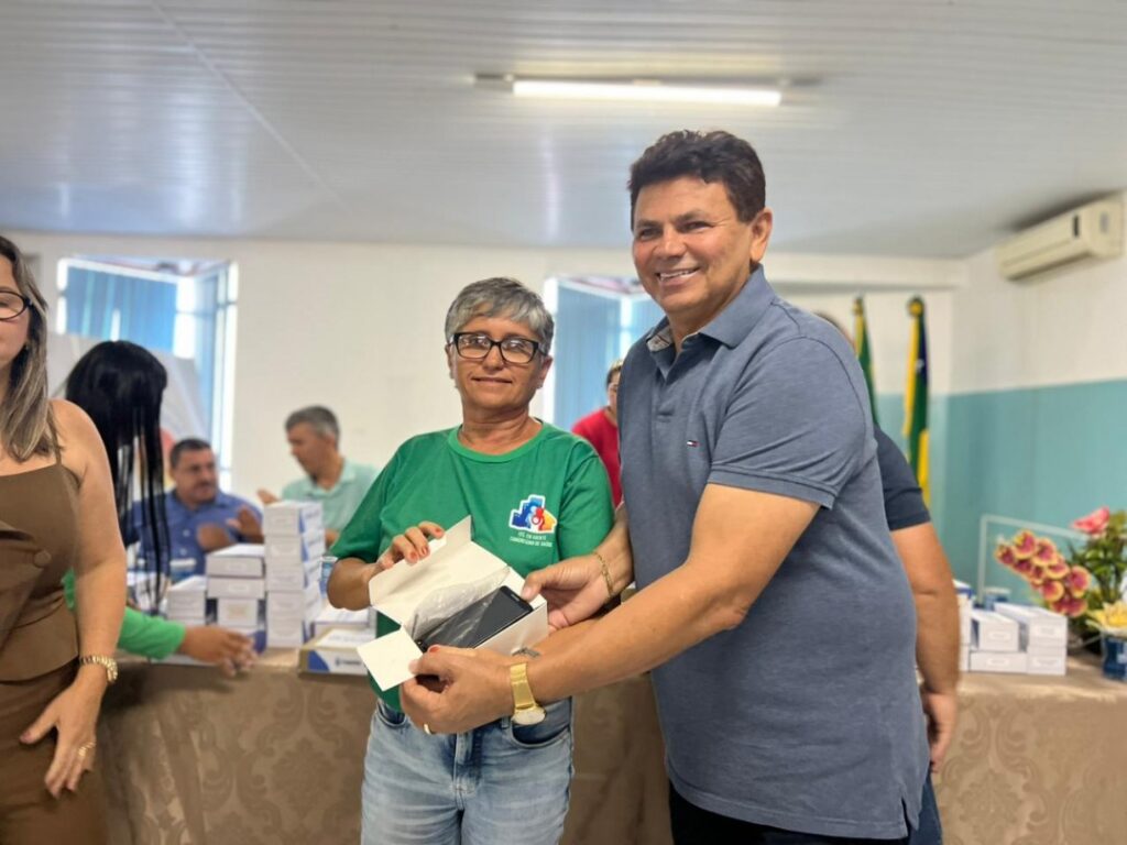 Prefeitura de Itabaiana entrega 243 dispositivos móveis a agentes comunitários de saúde