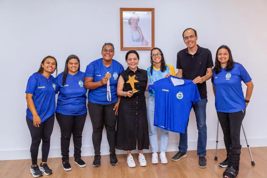 Atletas de Fut7 entregam troféu à prefeita Emília Corrêa por incentivo ao futebol feminino em Aracaju