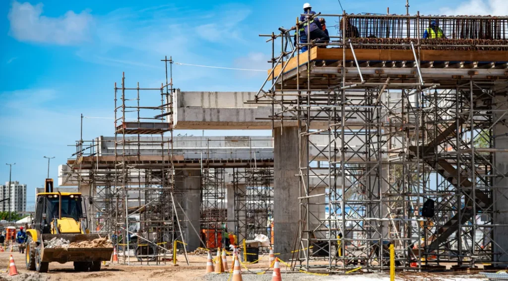 Investimentos em obras públicas elevam emprego na construção civil de Sergipe em quase 36%