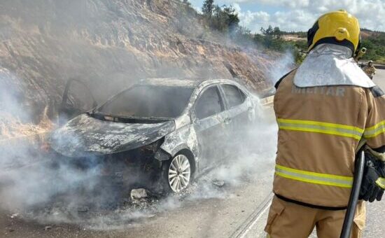 Carro pega fogo na BR-101 em São Cristóvão; ninguém se machuca