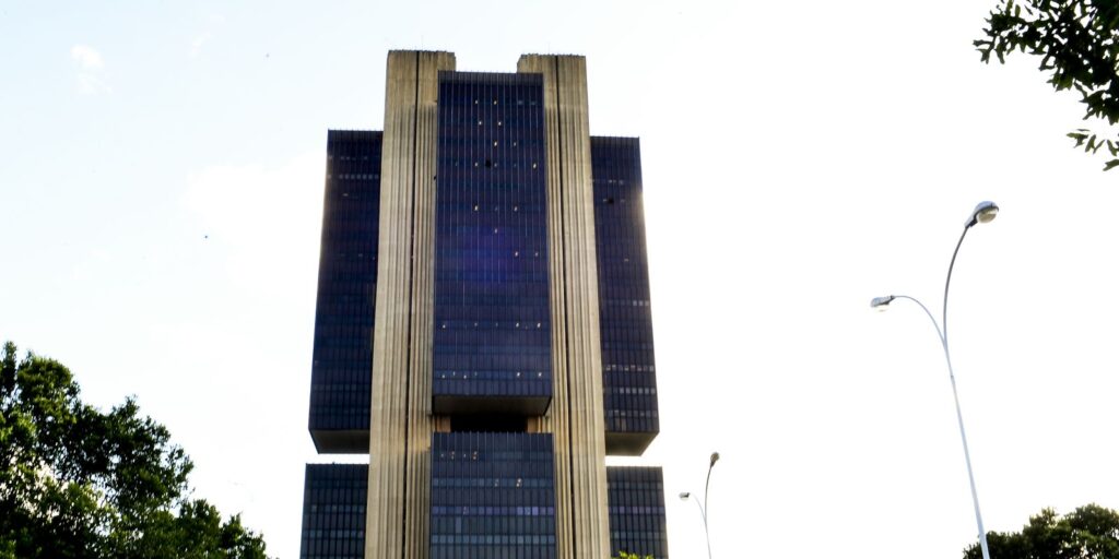 Copom se reúne com quórum reduzido para decidir manutenção da Selic em 15%