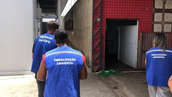Abatedouro de aves é interditado por fiscais em Lagarto após denúncia da vizinhança