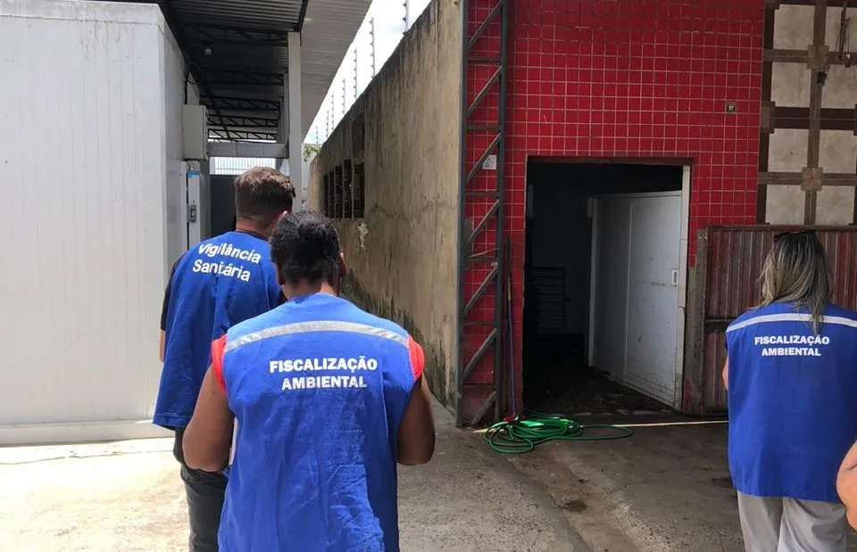 Prefeitura de Lagarto fecha abatedouro de aves por irregularidades sanitárias e ambientais