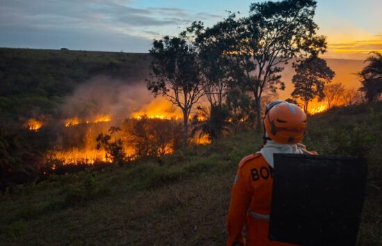 Bombeiros controlam incêndio em Cristinápolis e resgatam motorista após tombamento na BR-101