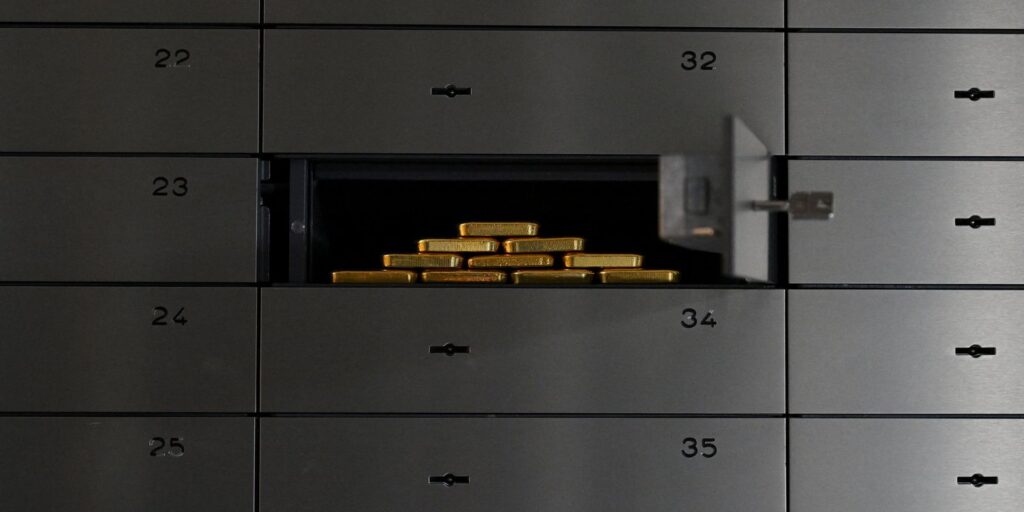 Ouro supera US$ 5,3 mil por onça e renova máxima histórica no mercado internacional