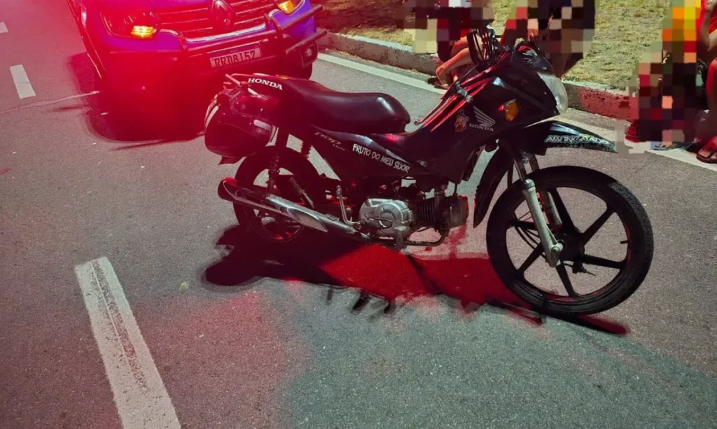 Motociclista morre após colisão e choque em poste na Rodovia dos Náufragos, em Aracaju