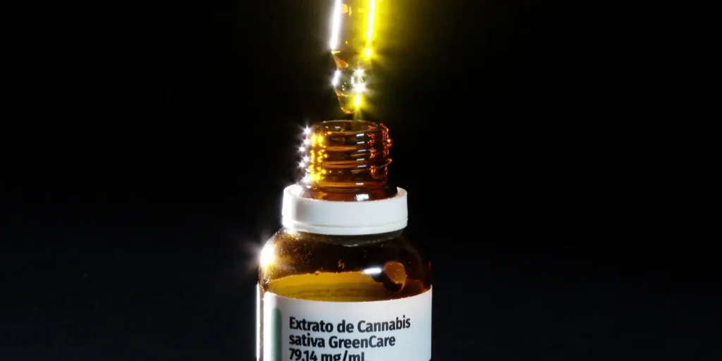 Anvisa libera cultivo empresarial de cannabis e venda de canabidiol em farmácias de manipulação