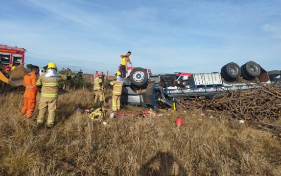 Motorista morre e dois jovens ficam feridos após caminhão capotar na SE-230