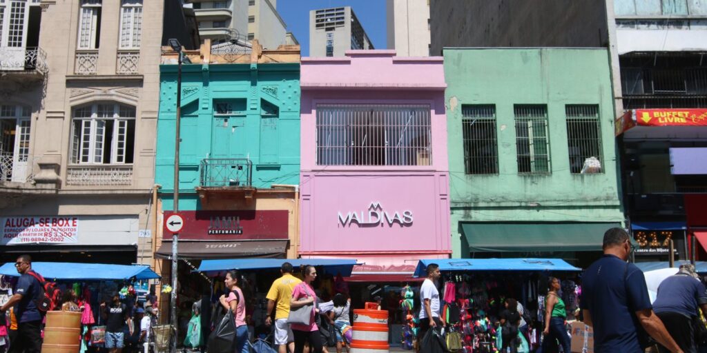 Consumo das famílias sustenta mercado de trabalho e derruba desemprego a 5,6% em 2025
