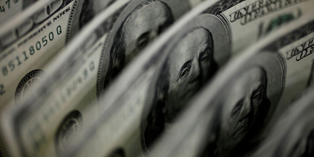 Dólar fecha a R$ 5,24 após Trump indicar Kevin Warsh para o Federal Reserve