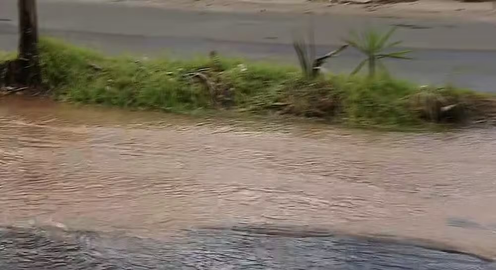 Ruptura de tubulação causa grande vazamento na Avenida Maranhão, em Aracaju