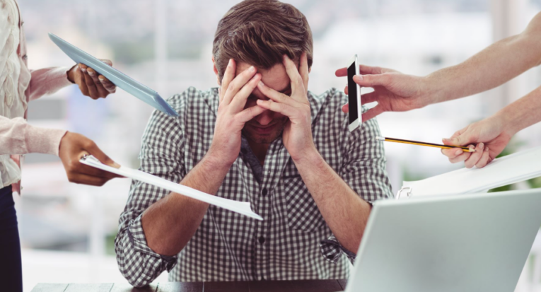 Saúde mental no ambiente de trabalho permanece em alerta após recorde de afastamentos