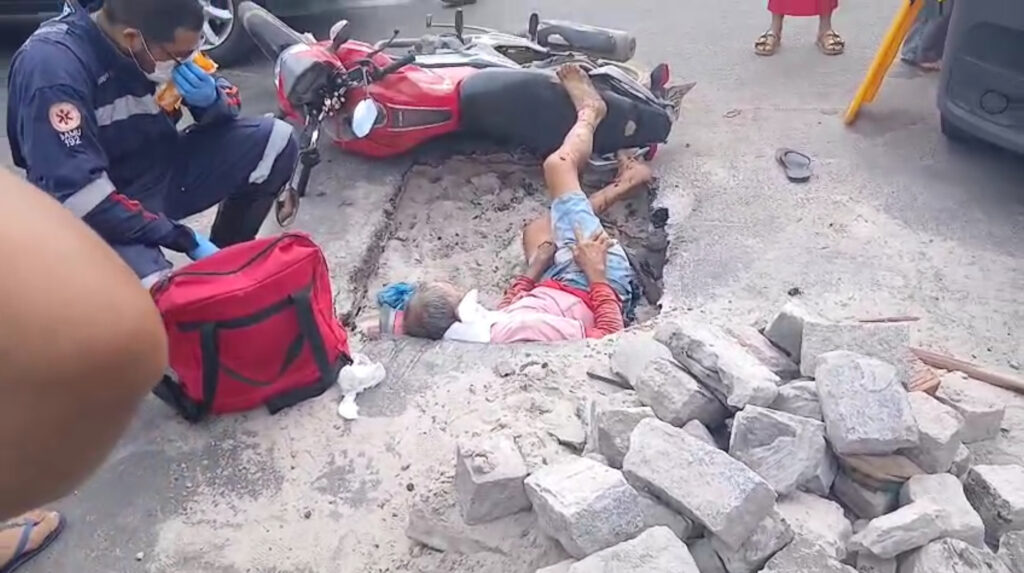 Motociclista fica gravemente ferido após cair em buraco em avenida de Itabaiana