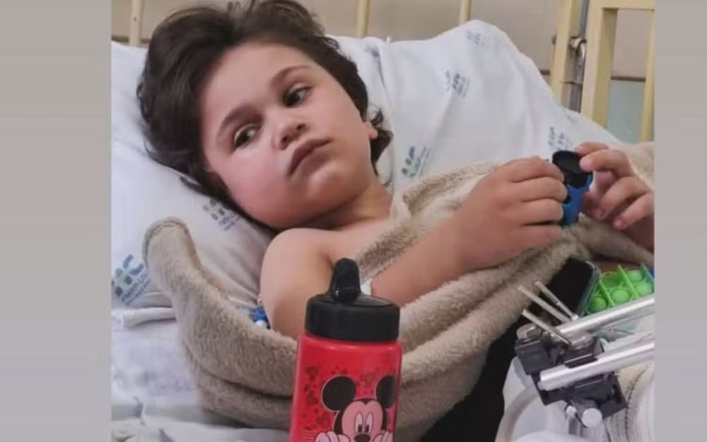 Pequeno milagre: Menino que caiu do 10º andar deixa a UTI e é transferido para o quarto