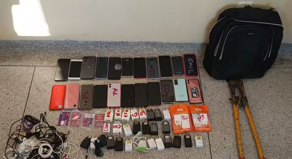 Flagrante na madrugada: Agentes interceptam 22 celulares arremessados para dentro do Presídio de Areia Branca