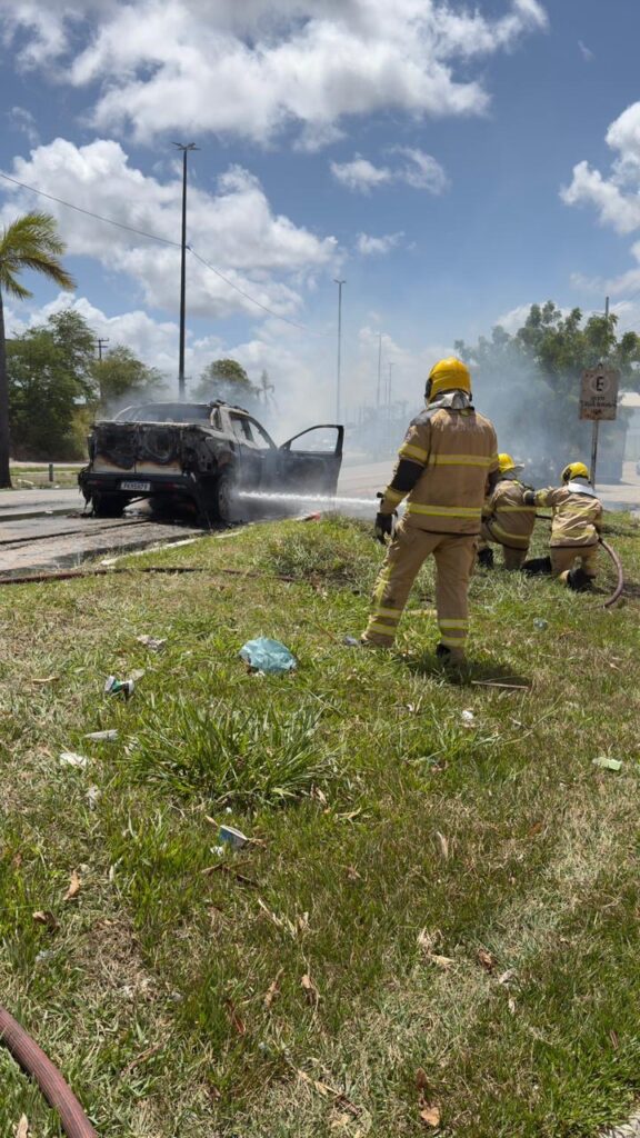 Corpo de Bombeiros Militar de Sergipe atende incêndio em veículo em Nossa Senhora do Socorro