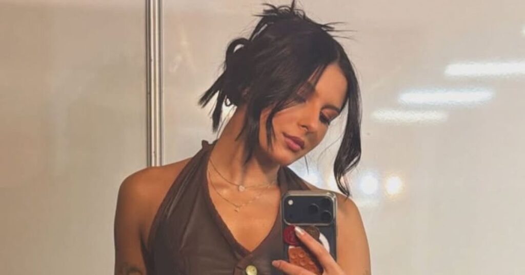 Ana Castela posa de biquíni e escolhe trilha sugestiva após término com Zé Felipe