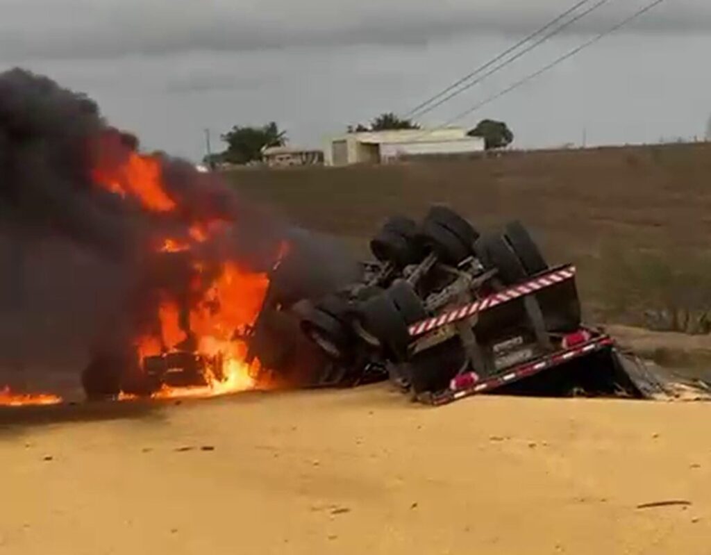 Caminhão de milho tomba e pega fogo na SE-170; Rodovia entre Graccho Cardoso e Feira Nova segue interditada