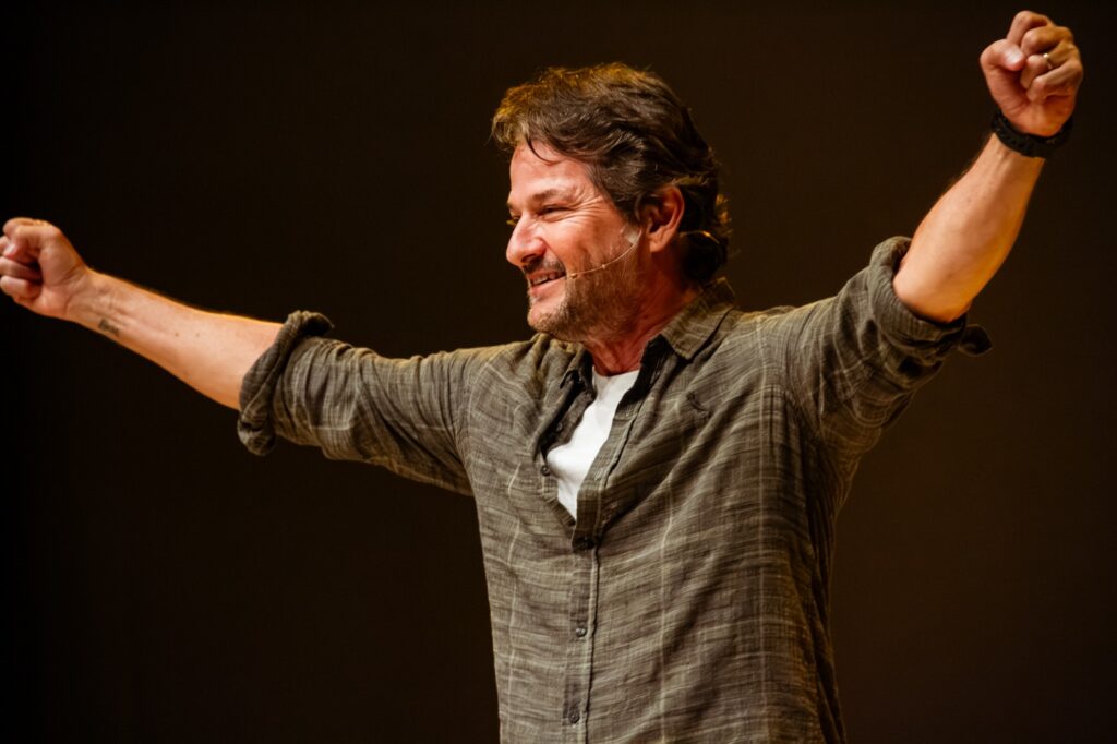 Marcelo Serrado apresenta o espetáculo “Terapia” neste domingo, 11, em Aracaju