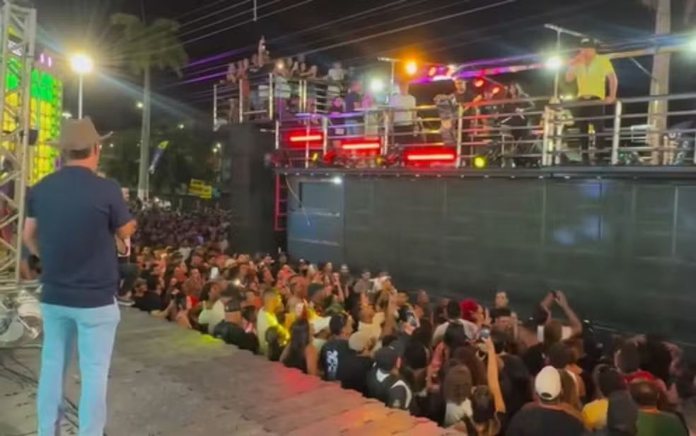 Jerônimo Vaqueiro canta para multidão ao lado de Natanzinho Lima em Lagarto