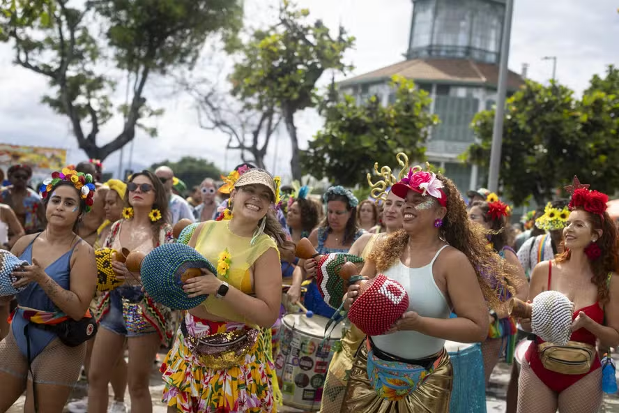 Chuva não freia a folia: blocos tomam as ruas do Rio na largada antecipada do Carnaval