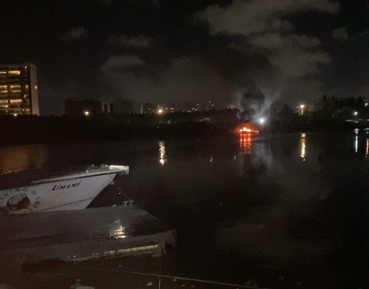 Corpo de Bombeiros combate incêndio envolvendo duas embarcações no rio Sergipe
