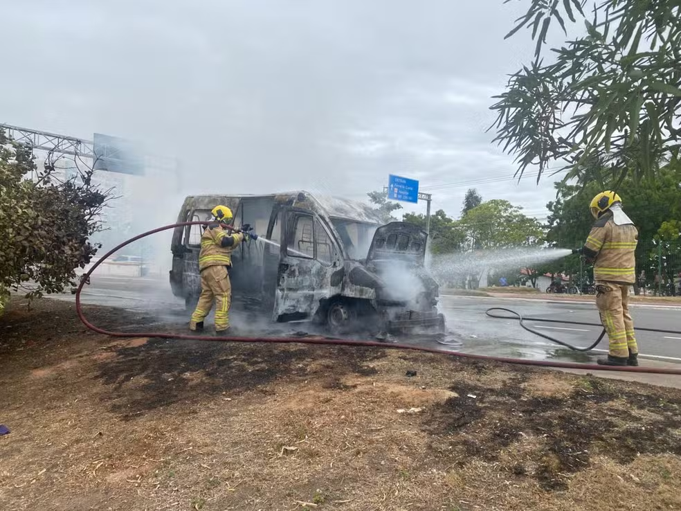 Van intermunicipal pega fogo e é destruída pelas chamas em Aracaju