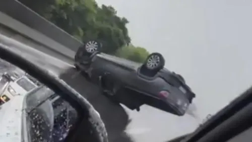 Motorista escapa ileso após capotar veículo utilitário carregado