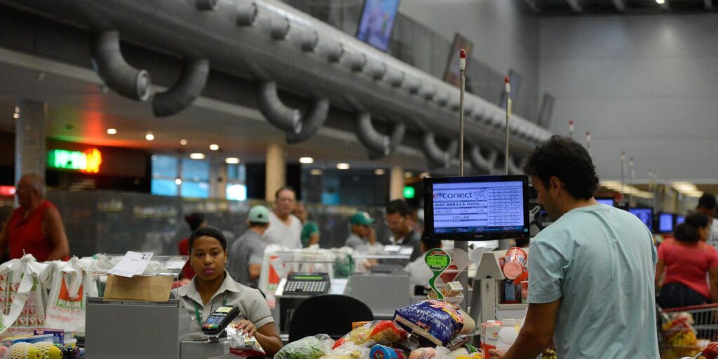 Governo prorroga por 90 dias entrada em vigor de regra sobre trabalho em feriados no comércio