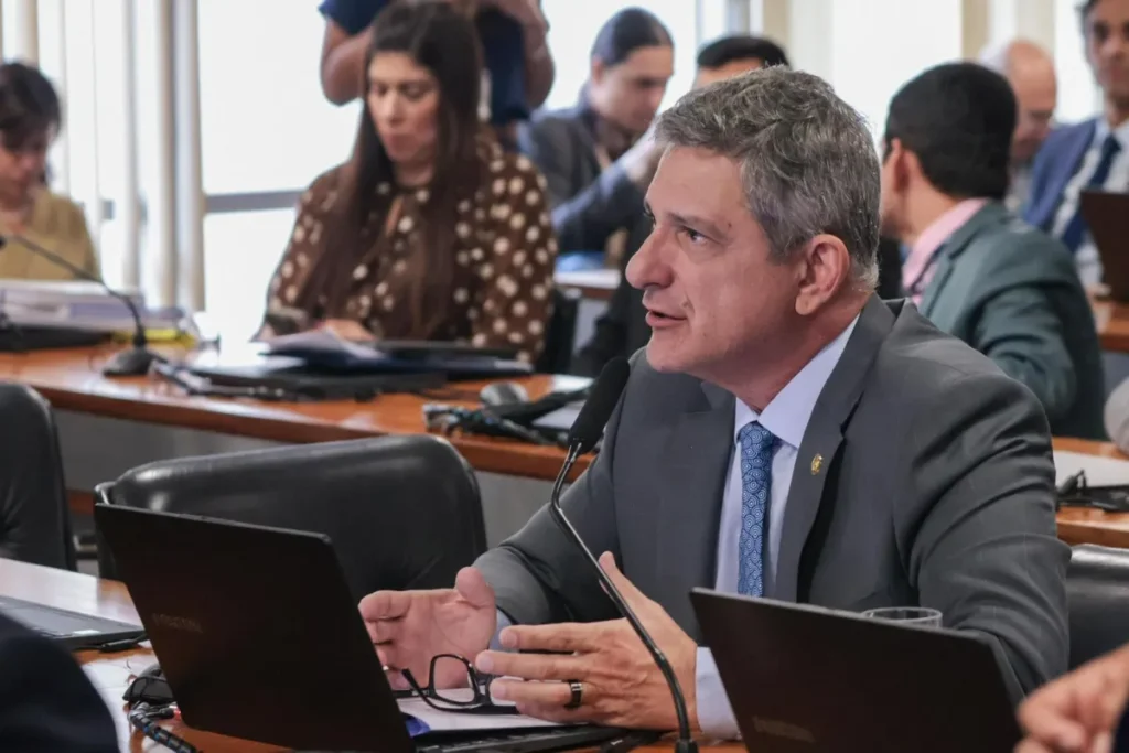 Rogério Carvalho pede quebras de sigilo e convocações para investigar esquema bilionário no sistema financeiro