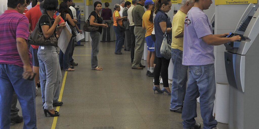 Saiba como verificar a saúde financeira do seu banco em fontes oficiais