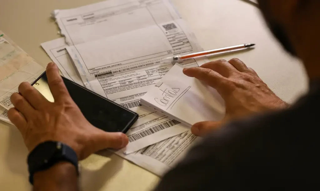 Salário mínimo de R$ 1.621 passa a ser depositado a partir desta segunda-feira