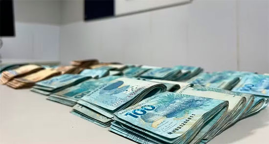 PRF prende trio na BR-235 com R$ 67 mil em espécie e ferramentas pesadas
