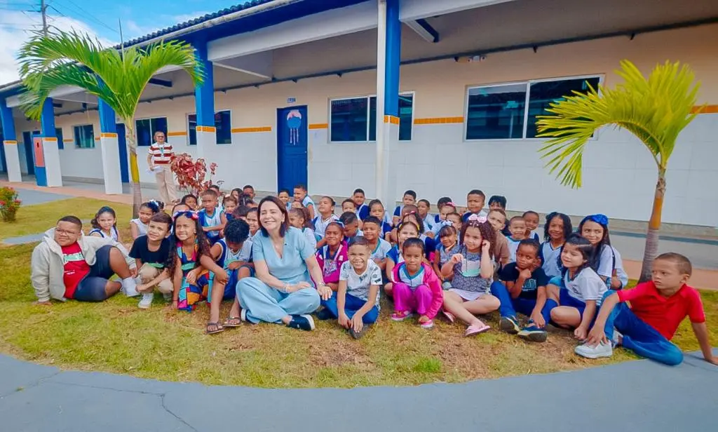 Prefeita Emília Corrêa visita Escola Oviedo Teixeira, marca retorno às aulas e entrega salas climatizadas