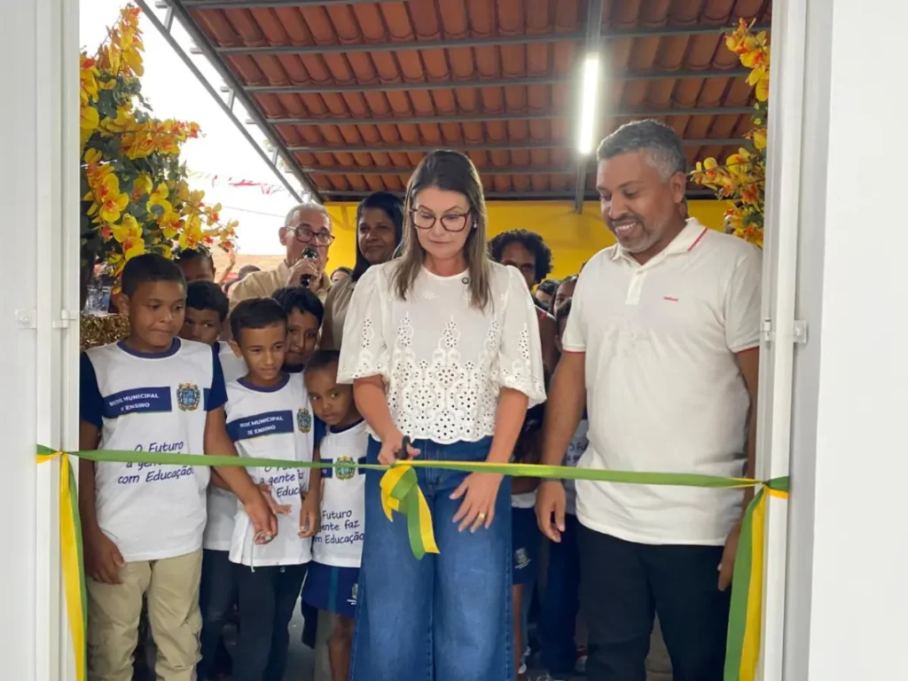 Prefeita de Pacatuba inaugura sexta escola em pouco mais de um ano de mandato