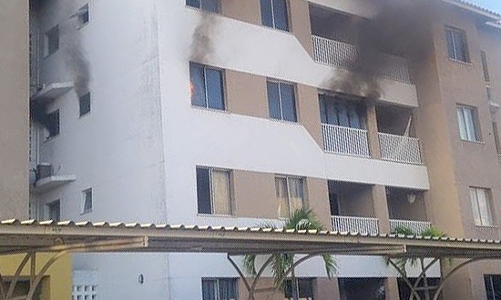 Morador é resgatado inconsciente após incêndio em apartamento na Barra dos Coqueiros