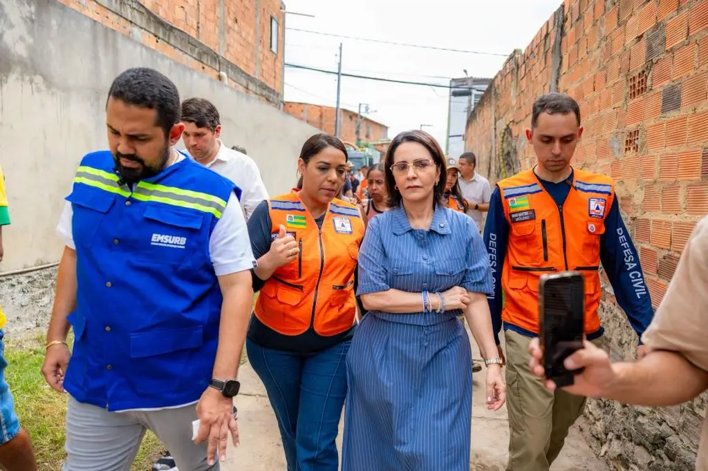 Em Aracaju, prefeita Emília Corrêa inspeciona medidas para prevenir alagamentos no Largo da Aparecida