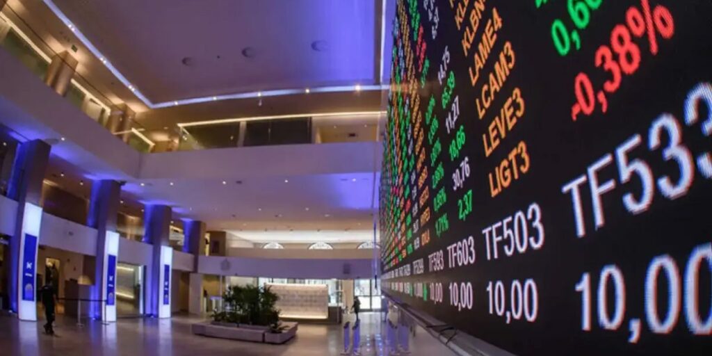 Ibovespa cede 2,14% após recorde histórico; dólar fecha estável a R$ 5,25