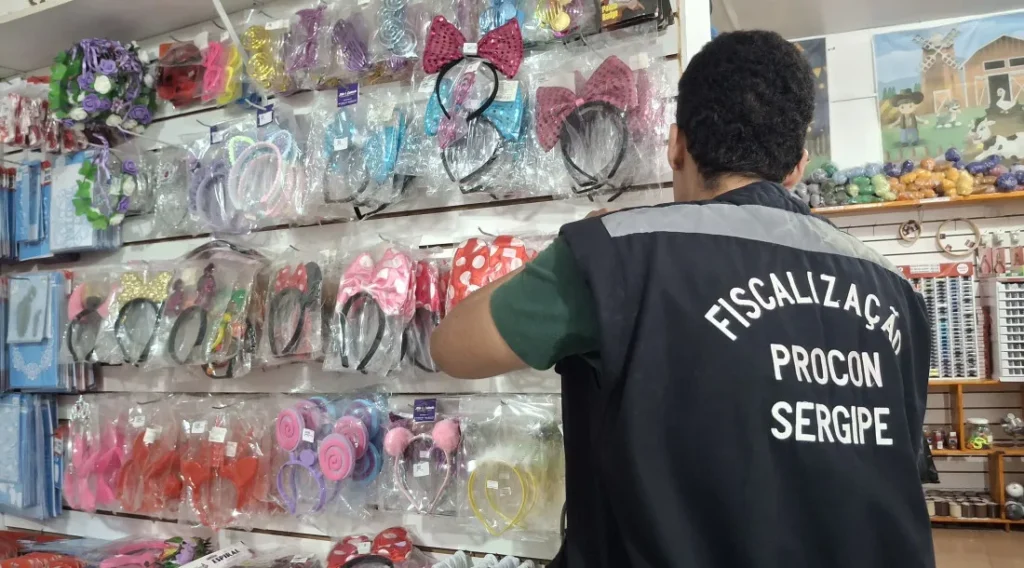 Procon Sergipe intensifica fiscalização de artigos carnavalescos e apreende 152 produtos fora da validade