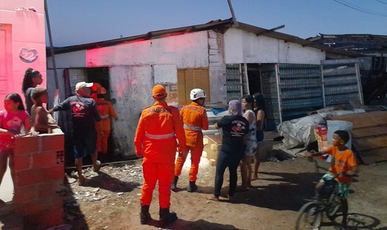 Casa desaba no bairro Industrial de Aracaju e deixa duas pessoas feridas