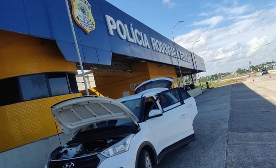 Dupla é presa com carro clonado, pistola e drogas na BR-101 em Sergipe