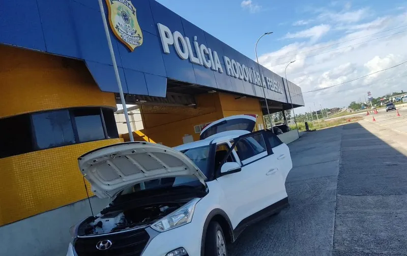 PRF prende dois homens, recupera carro roubado e apreende arma e drogas na BR-101 em Malhada dos Bois